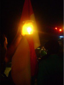 bendera tak lupa bendera sang saka merah putih berkibar di tengah-tengah kerumunan mahasiswa yang sedang beraksi