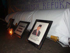 figura keranda Foto Presiden Susilo Bambang Yudoyono pun terpampang di depan keran mayat yang berarti mahasiswa menuntut oenyelesaian segera kasus pembunuhan mahasiswa dengan segera.