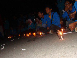 lilin baris beberapa peserta refleksi duduk dan melihat aksi treatrikal dari para pemain teater dengan ditemani gemerlap lilin malam