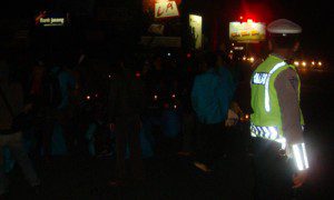 polisi polisi pun turut berjaga-jaga disekitar area refleksi guna mengamankan jalannya aksi maupun memperlancar arus lalu lintas.
