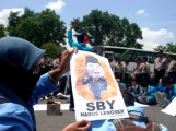 BEM UMS Demo Menuntut SBY-Boediono Diturunkan BEM UMS Demo Menuntut SBY-Boediono Diturunkan