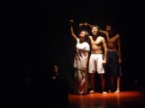 Tiga pemain Teater Kidung Unit Seni dan Film (USF) Cheza, Budi, dan Zafit beraksi teatrikal dalam pentas waspada berjudul "Ra Ruh" di Griya Mahasiswa Tiga pemain Teater Kidung Unit Seni dan Film (USF) Cheza, Budi, dan Zafit beraksi teatrikal dalam pentas waspada berjudul "Ra Ruh" di Griya Mahasiswa