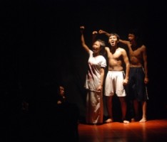 Tiga pemain Teater Kidung Unit Seni dan Film (USF) Cheza, Budi, dan Zafit beraksi teatrikal dalam pentas waspada berjudul "Ra Ruh" di Griya Mahasiswa