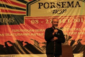 Wakil Dekan 3 memberi kesan dan pesan dalam lomba porsema FKIP di gor kampus 2 minggu 22 mei malam