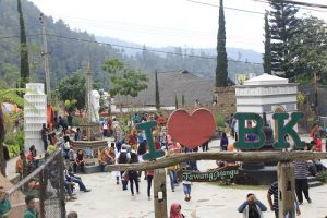 Taman miniatur dunia di taman Balekambang menjadi pilihan untuk di kunjungi para wisatawan pada 24-07-16