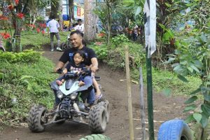 Taman wisata balekambang menjadi tempat bermain dan selfi keluarga saat liburan tiba pada minggu
