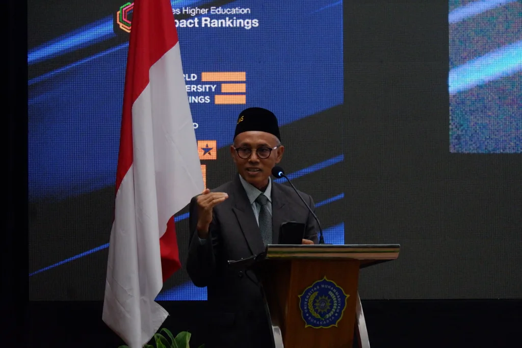 Rektor UMS Harun Joko Prayitno sedang memberikan sambutannya di atas podium dalam Gedung Auditorium Djazman, kampus 1 UMS. (4/6). Foto: Syahda Ekayaniputri Anwarawati